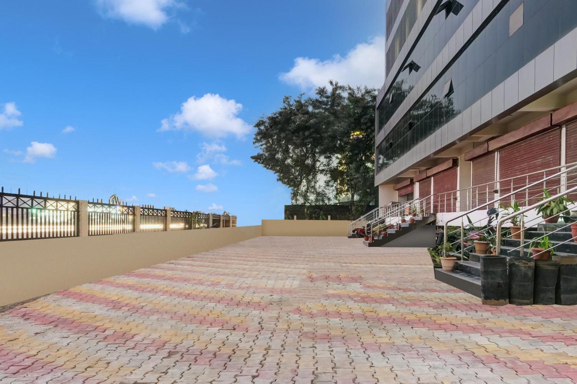 Townhouse Oak Sarusajai Stadium Dispur Eksteriør billede